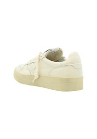 Sneaker bianco in pelle con superficie testurizzata, punta tondeggiante, lacci piatti e collare imbottito. Presenta una suola in gomma crema a contrasto.