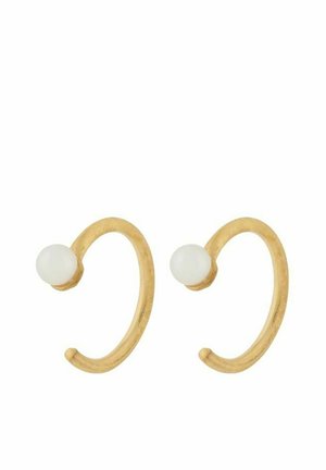 Cercei rotunzi cu ton auriu, deschiși, cu mici perle albe la un capăt, expuși pe un fundal alb.