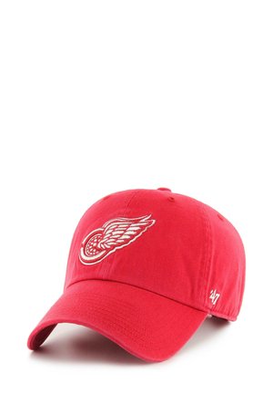Rote Baseballmütze mit einem weißen geflügelten Rad-Logo auf der Vorderseite und "47" auf die Seite gestickt, vor einem weißen Hintergrund präsentiert.