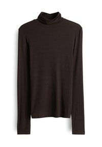 Donkerbruine, getailleerde, langemouw turtleneck trui van een gladde, lichte stof op een witte achtergrond.