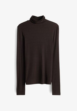 Maglione aderente a maniche lunghe color marrone scuro con un tessuto liscio e leggero su uno sfondo bianco.