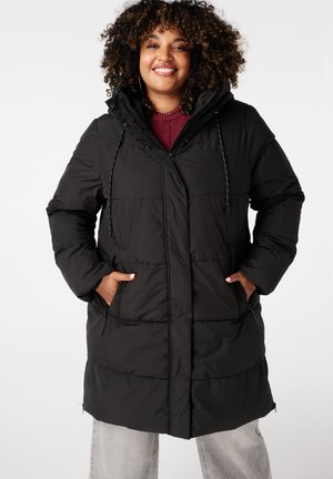 Zwarte pufferjack met capuchon, voorzien van verticale stiksels, twee zijzakken en trekkoorddetails. Glad textuur, middellange ontwerp.