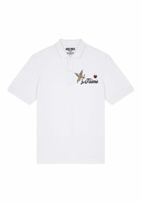 T-shirt polo blanc à manches courtes, avec un design de chérubin et de cœur brodé, portant le texte "Je t'aime" en noir.