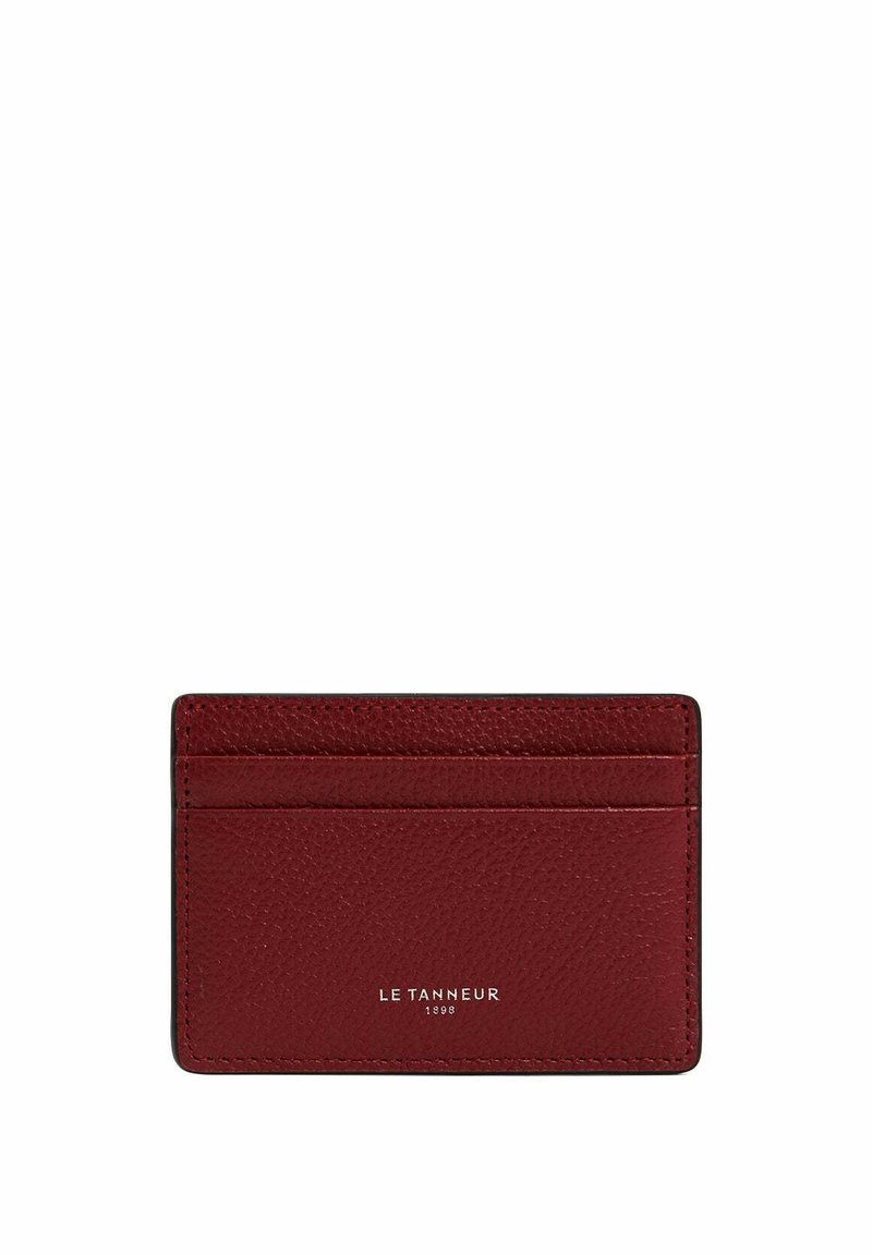 Portafoglio in pelle rossa con superficie strutturata, dotato di quattro slot per carte e marchio impresso nella parte inferiore. Design pulito e minimalista.