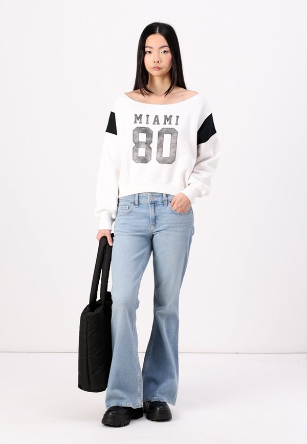 Easy Off-the-Shoulder Sporty Graphic Sweatshirt - Sweatshirt4