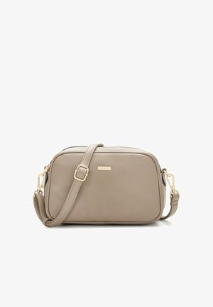 Beżowa prostokątna skórzana torba na ramię z regulowanym paskiem oraz złotymi metalowymi zapięciami i klamrą.