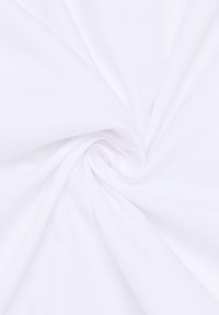 Witte stof met een gestructureerd oppervlak, gerangschikt in een spiraal. Het materiaal lijkt lichtgewicht en ademend, met een gelijkmatige kleurverdeling.