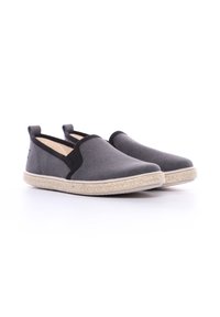 Scarpe slip-on in tessuto grigio con accenti elastici neri e suola in juta, caratterizzate da una texture liscia e un design a punta arrotondata.