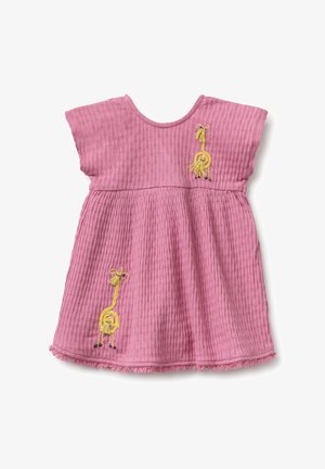 Vestito rosa testurizzato per neonati a maniche corte con ricamo di giraffa gialla sul petto e vicino all'orlo, con scollatura rotonda e orlo con frange.