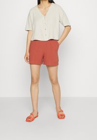 Vero Moda Short - dark red