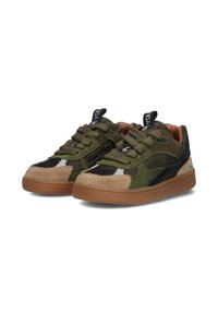 Sneaker verdi e neri con accenti in rete, dettagli in suede e suole in gomma. Presentano lacci, logo sulla linguetta e toppe multicolori.
