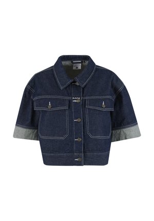Veste en jean courte bleu foncé avec manches courtes, fermeture à boutons sur le devant, deux poches poitrine et poignets de manches gris clair contrastants.