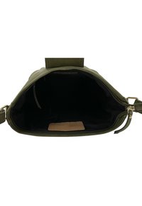 Borsa a tracolla in pelle verde oliva con chiusura a zip, ampio interno in tessuto nero, tasca piatta e manico rinforzato.