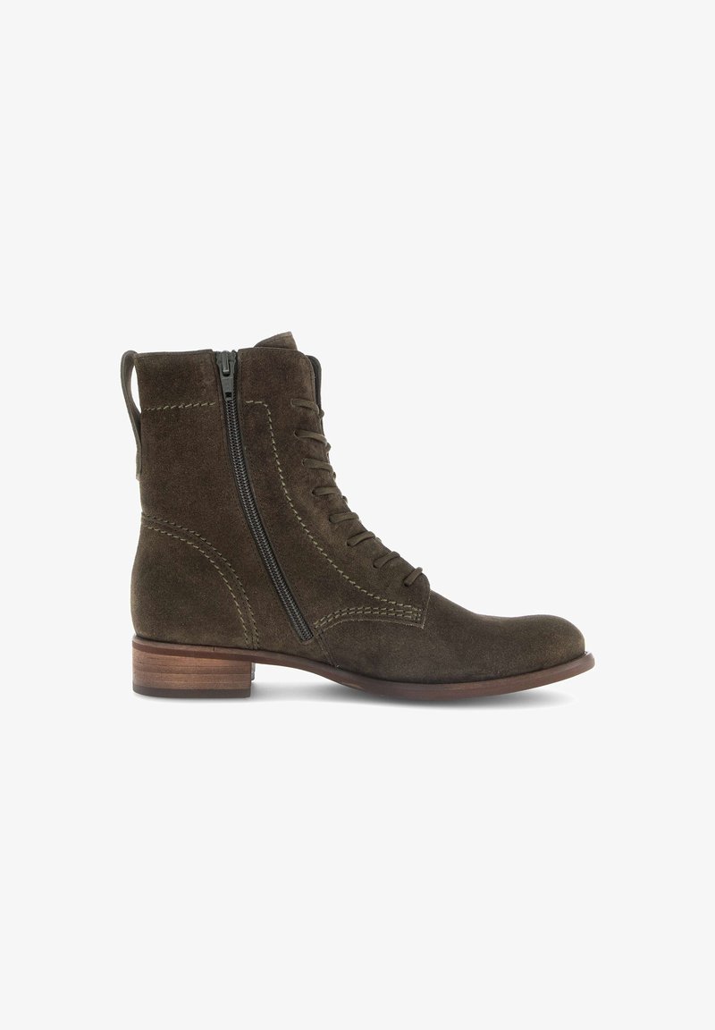 Ruske nahka ankle boot med rund tå, side lynlås lukning og kontrasterende syninger. Flad træhælt.