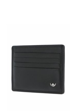 Porte-cartes en cuir noir avec quatre emplacements horizontaux pour cartes et un petit emblème logo argenté en bas à droite.