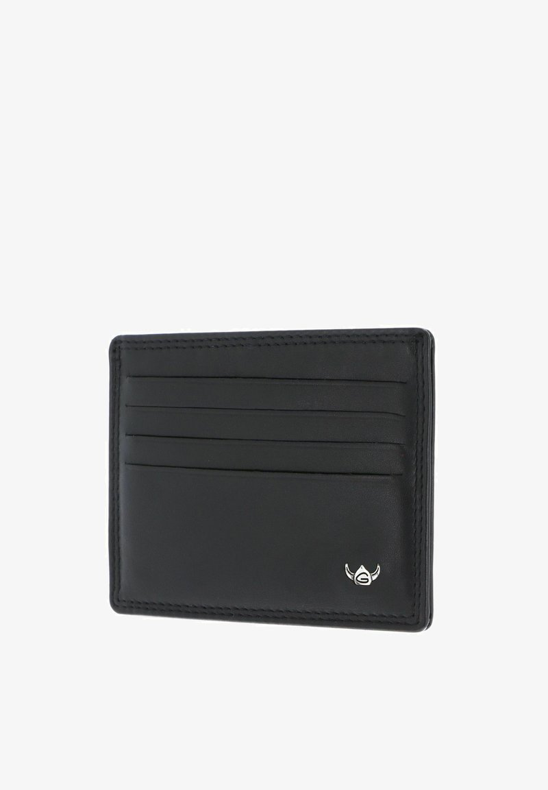 Porte-cartes en cuir noir avec quatre emplacements horizontaux pour cartes et un petit emblème logo argenté en bas à droite.