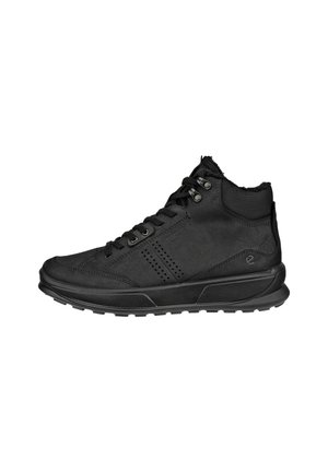 Schwarze High-Top-Sneaker aus synthetischem Material, mit verstärkter Zehenpartie, Schnürsystem und strukturierten Akzenten an den Seiten.