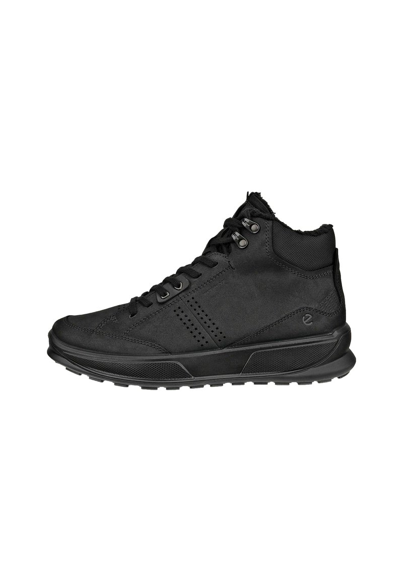 Czarne sneakersy typu high-top wykonane z materiału syntetycznego, z wzmocnionym noskiem, systemem sznurowania oraz teksturowanymi akcentami po bokach.