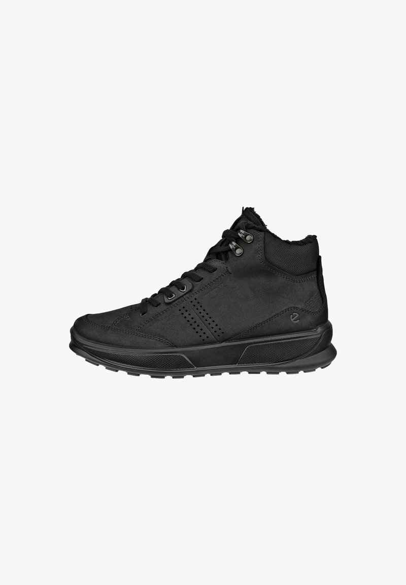Czarne sneakersy typu high-top wykonane z materiału syntetycznego, z wzmocnionym noskiem, systemem sznurowania oraz teksturowanymi akcentami po bokach.