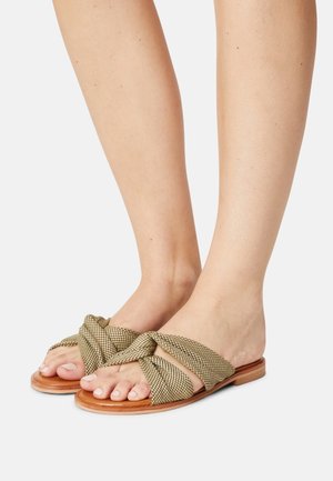 Åbne sandaler med snoet grønt stof på overdelen, tan lædersål og minimalistisk design. Har en flad hæl og en flettet tekstur.