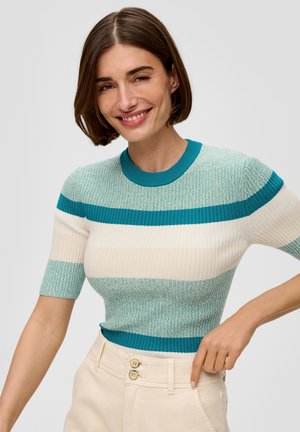 Gestreiften, ribbeligen Kurzarmoberteil in Teal, Creme und Mint mit rundem Halsausschnitt. Kombiniert mit cremefarbenen, hochtaillierten Hosen mit Knopfverschluss.