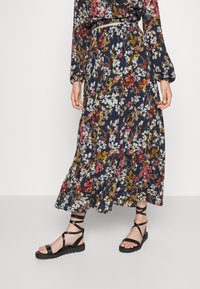 ONLY Tall ONLPELLA SKIRT - Saia evasé - night sky/wild flowers