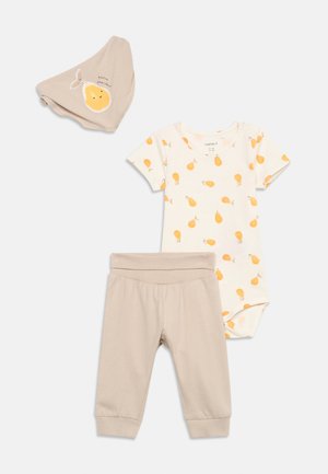 Pantalon beige pour bébé, body crème avec imprimés de poires jaunes, et bavoir triangulaire beige avec une poire souriante et le texte "tu es poir-fect".