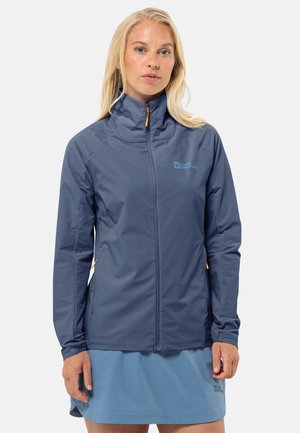 Dunkelblaue Jacke aus leichtem Stoff mit hohem Kragen, durchgehendem Reißverschluss und orangem Reißverschluss-Anhänger. Verfügt über seitliche Taschen und ein Logo.