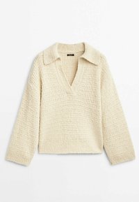 Pull tricoté de couleur crème à manches longues, motif texturé, col large et ouverture en V profonde.