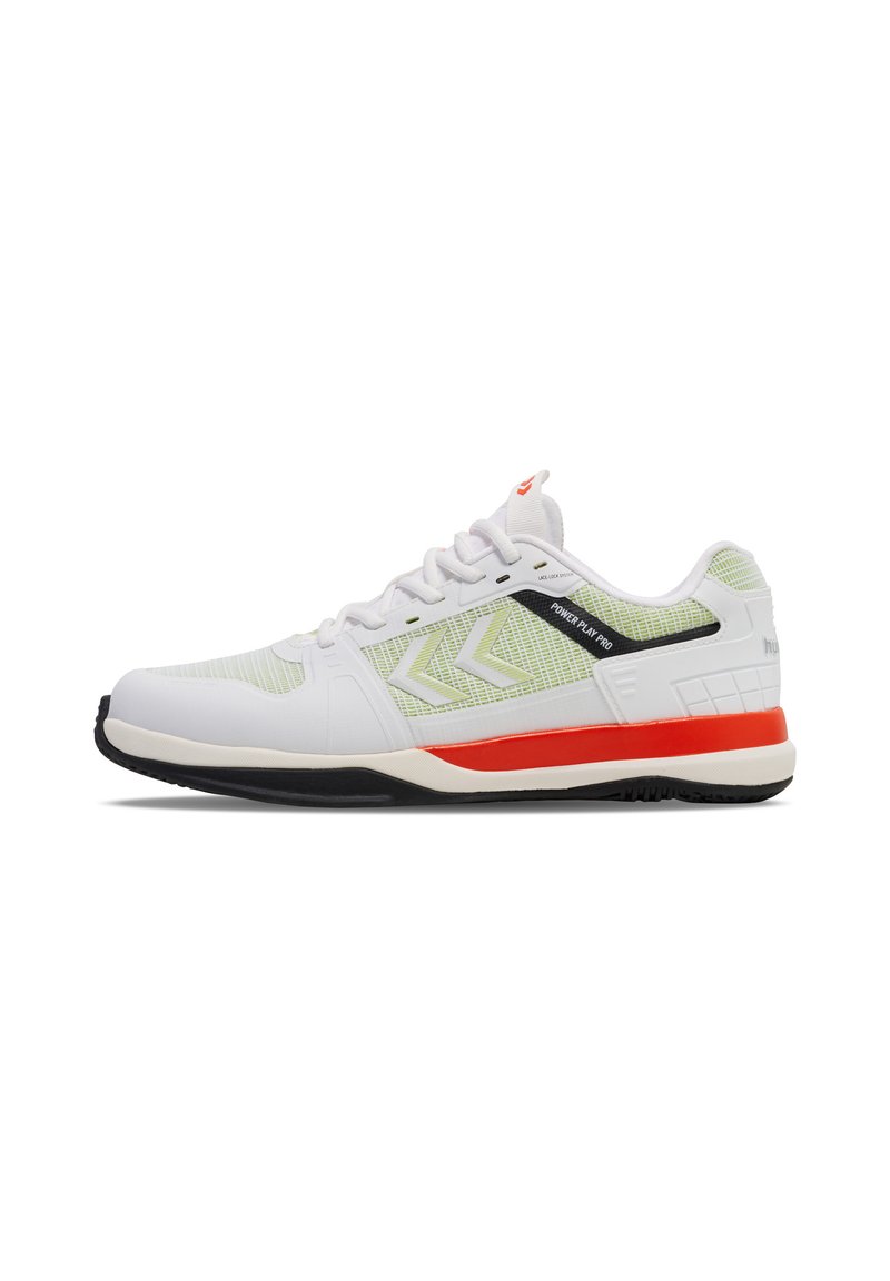 Baskets blanches de sport avec une tige texturée, ornées d'accents vert lime, d'une bande noire sur le côté et d'une partie rouge sur la semelle. Semelle extérieure en caoutchouc.