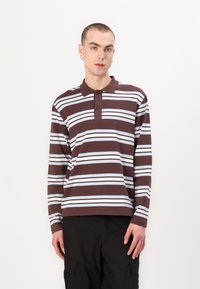 Camisa polo de manga longa em castanho escuro com riscas horizontais em azul claro e branco, apresentando uma pala abotoada e um colarinho.