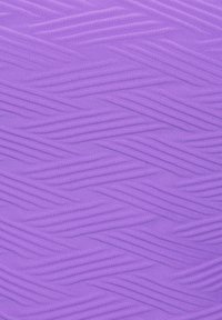 Violet tekstūruota medžiaga su zigzago raštu, kurios iškilios linijos sukuria trimatį efektą. Lygus, matinio paviršiaus įvaizdis.