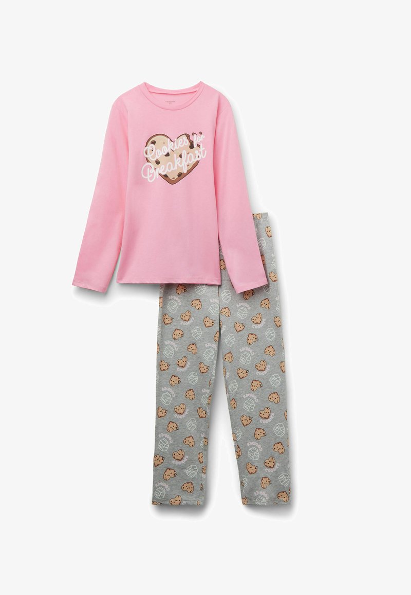 Rosa Langarmoberteil mit dem Text "Cookies for Breakfast" und einem Herz-Grafik, kombiniert mit grauen Hosen, die ein Keks-Muster aufweisen. Aus Baumwollmischung.