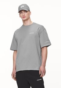 Pegador - LOGO TEE - Basic póló - washed cool grey/white gum Miniatűr kép 1