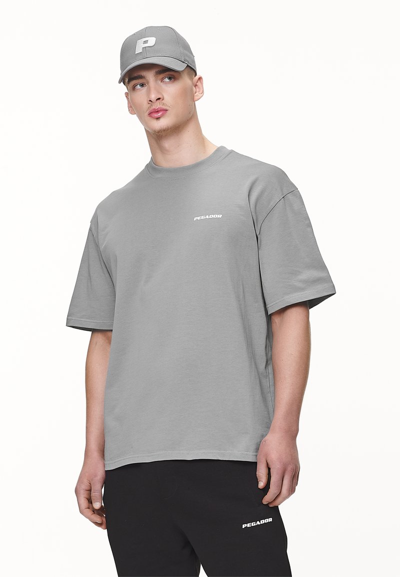 Pegador LOGO TEE - Pamata T-krekls - washed cool grey/white gum