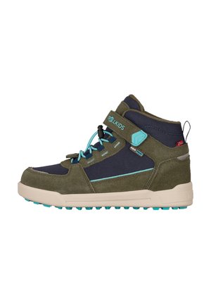 Zapatillas altas para niños en color verde olivo y azul marino con cordones turquesa, suela beige y correa de velcro etiquetada como "Troll Kids."