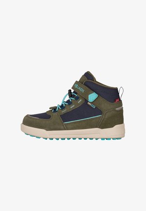 Baskets montantes pour enfants en vert olive et bleu marine avec des lacets turquoise, semelle beige et bande Velcro étiquetée "Troll Kids."
