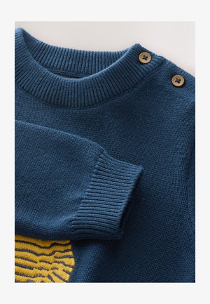 Gestrickter Pullover in Dunkelblau mit geripptem Kragen und Bündchen. Verfügt über gelbe grafische Details auf der Vorderseite und zwei braune Knöpfe an der Schulter.