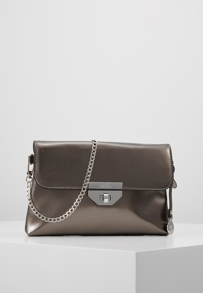 Metalgrå clutch-taske med struktureret overflade, sølvfarvet kædestrop og geometrisk beslagdetalje foran. Kompakt rektangulær form.