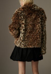 Faux-Fellmantel mit Leopardenmuster, in Brauntönen und Beige, und einer flauschigen Textur. Das Design hat einen breiten Kragen und einen cropped Schnitt.