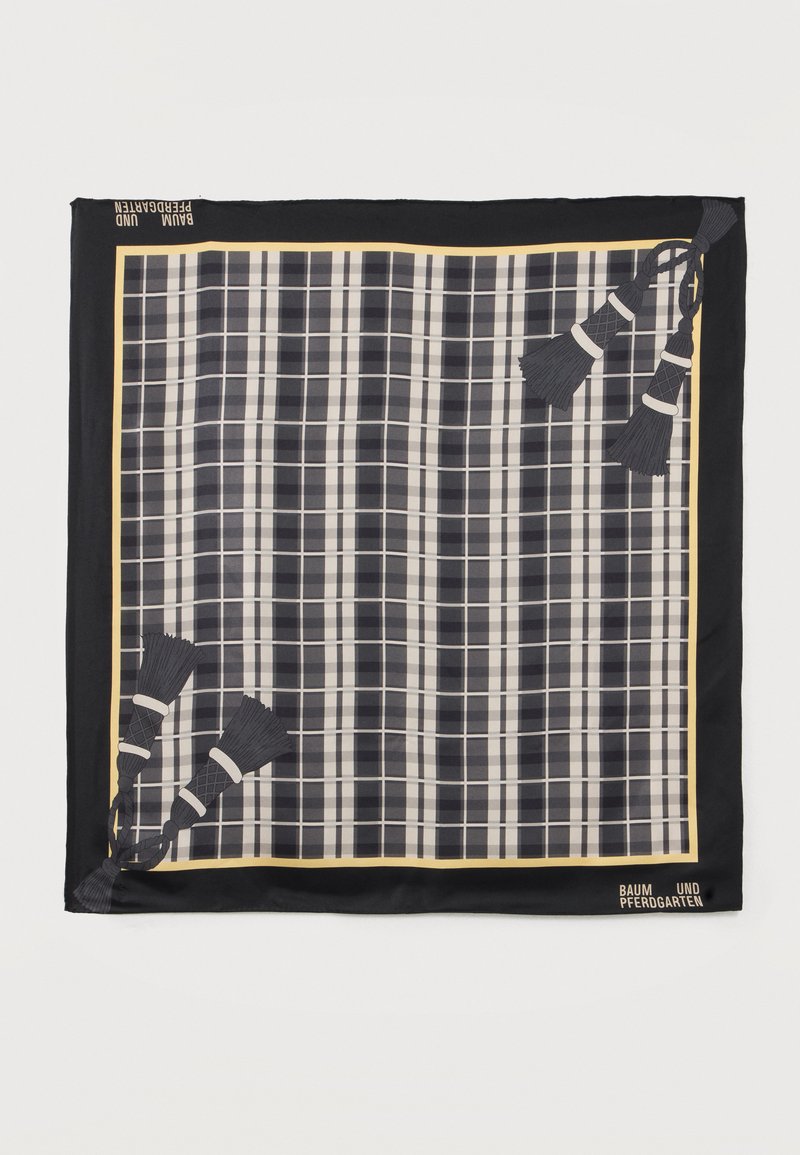 Foulard carré à carreaux noir et blanc avec une fine bordure jaune et des motifs de pompons noirs dans deux coins opposés. Nom de la marque imprimé dans deux coins.