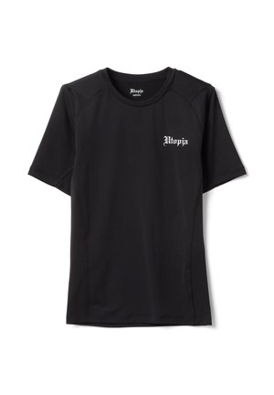 T-shirt de sport noir à manches courtes avec col rond, petit texte blanc "Utopia" sur la poitrine gauche, et étiquette de taille moyenne à l'intérieur du col.