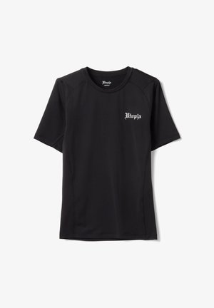 T-shirt de sport noir à manches courtes avec col rond, petit texte blanc "Utopia" sur la poitrine gauche, et étiquette de taille moyenne à l'intérieur du col.