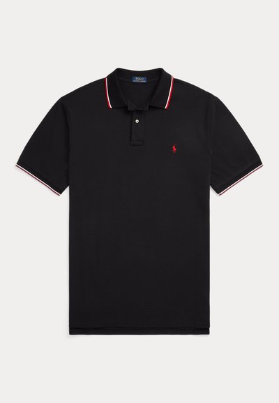 Fekete rövid ujjú galléros póló piros és fehér díszítéssel a gallérnál és az ujjakon, kétsoros gombolással és piros hímzett logóval a mellkason.