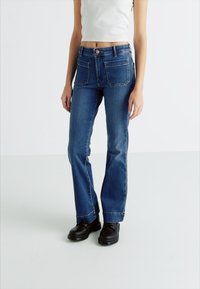 Wrangler FLARE - Calças de ganga à boca de sino - azure sky