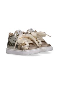 Sneaker alte metalliche oro con un motivo trapuntato, suola in gomma bianca e lacci crema oversize con una finitura testurizzata.