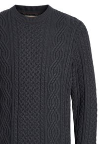 Dunkelgrauer Kabelstrickpullover mit komplizierten geflochtenen und Wabenstrickmustern sowie einem gerippten Rundhalsausschnitt.
