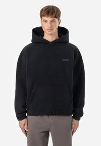 Hoodie en polaire noire avec capuche à cordon de serrage, poche frontale et petit logo sur la poitrine. Texture douce avec des poignets et un ourlet côtelés.