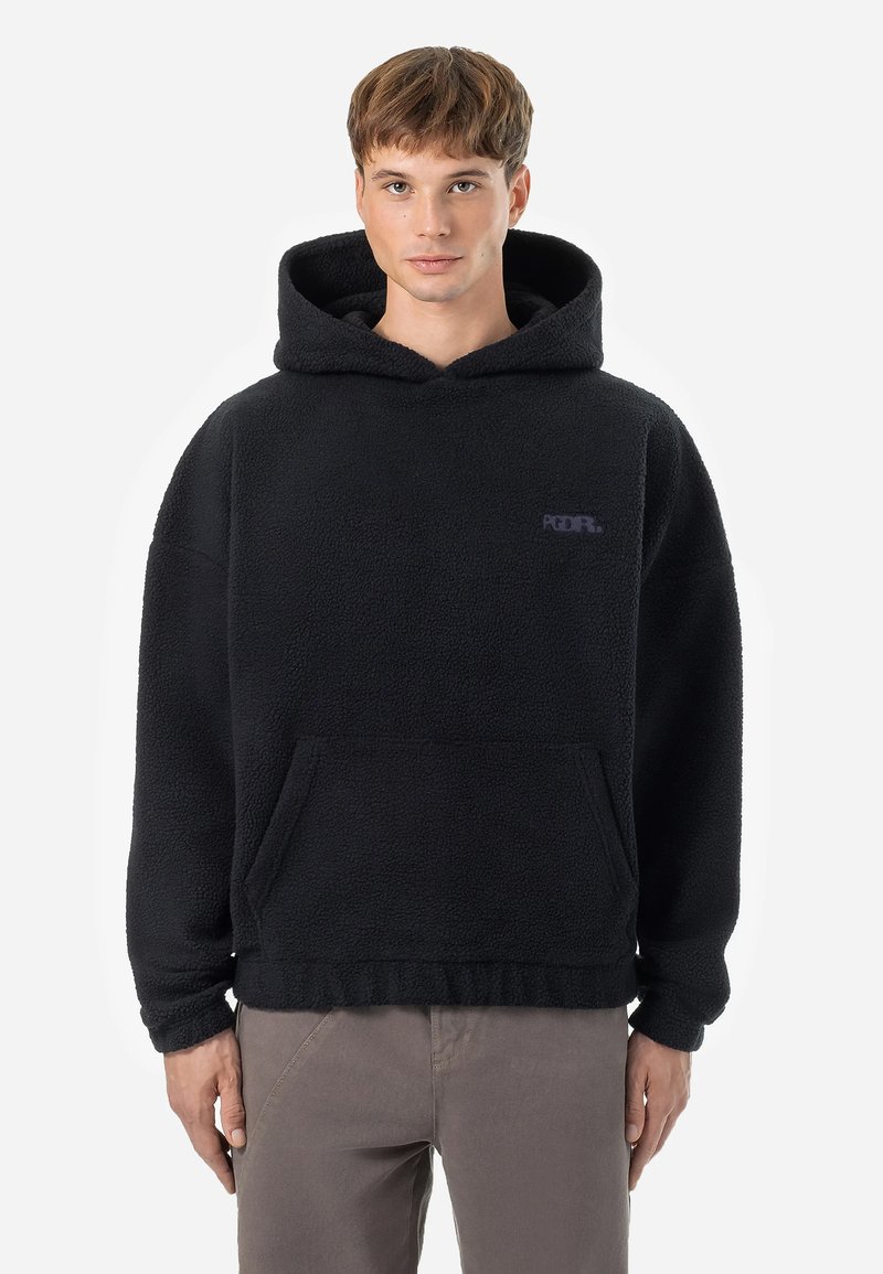 Hoodie en polaire noire avec capuche à cordon de serrage, poche frontale et petit logo sur la poitrine. Texture douce avec des poignets et un ourlet côtelés.