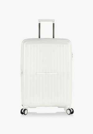 Valigia rigida bianca con un design a righe testurizzate, dotata di manico telescopico, quattro ruote nere e chiusura a zip.